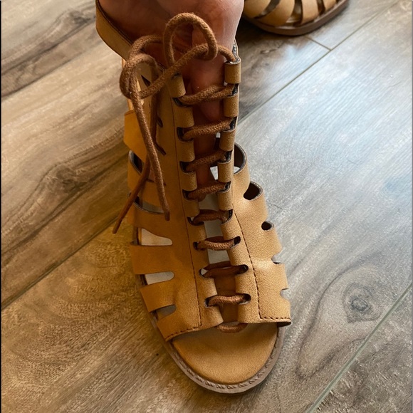 Tan strappy sandal with heel - Picture 2 of 4